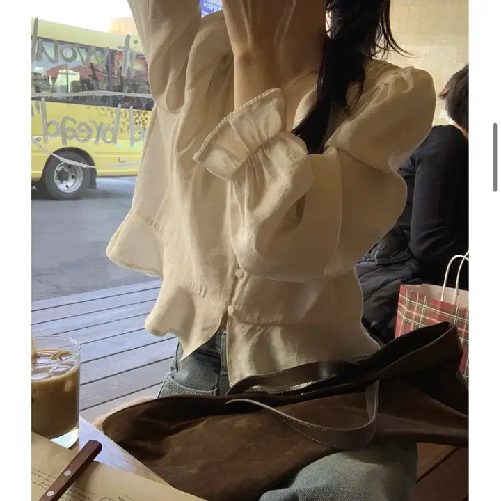 [SOLD OUT] 모너프 포잉 레이스 블라우스