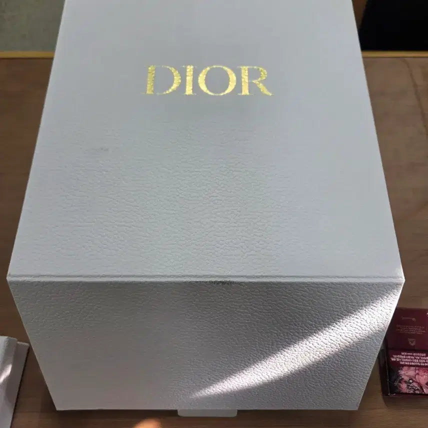 [BUNJANG] DIOR White Gift Box / DIOR 디올 화이트 선물 상자(의류)