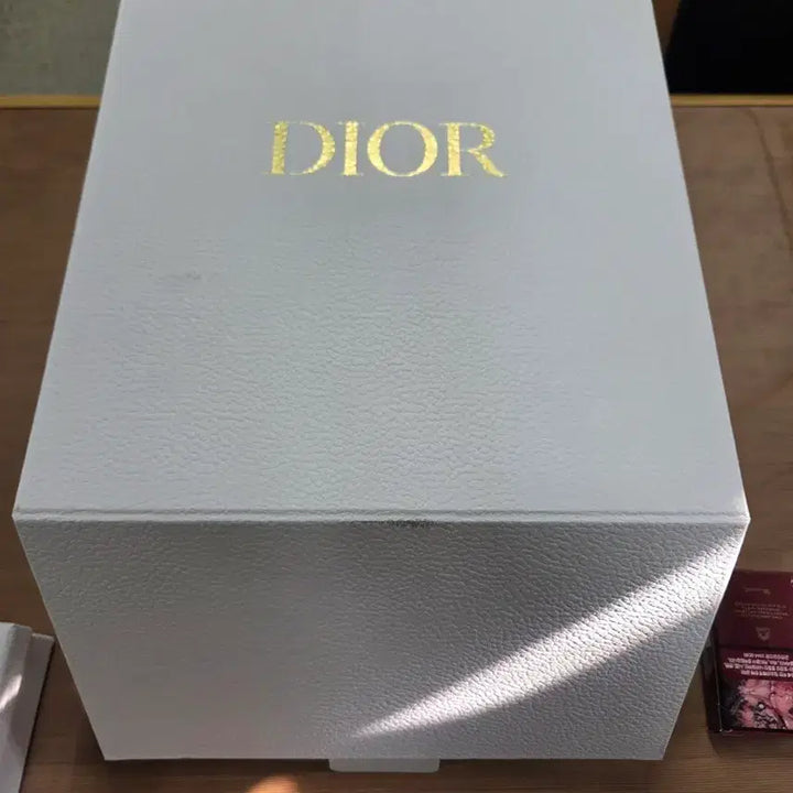 [BUNJANG] DIOR White Gift Box / DIOR 디올 화이트 선물 상자(의류)