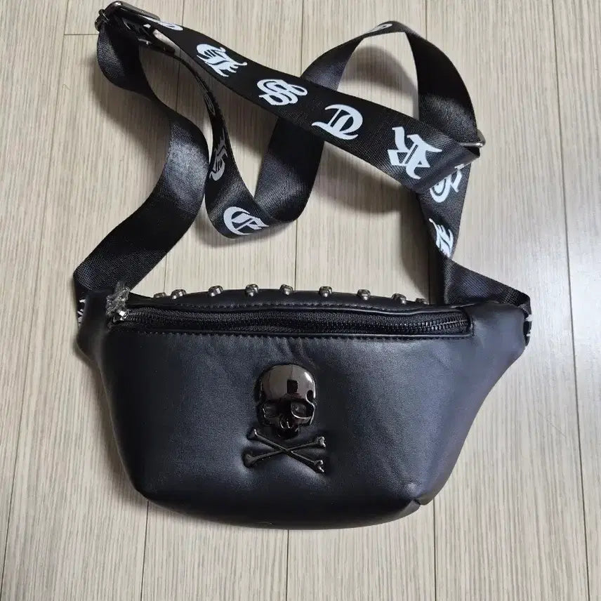 [BUNJANG] Black Skull Print Hip Sack Belt Bag / 블랙 해골 스컬 프린팅 힙색 벨트백