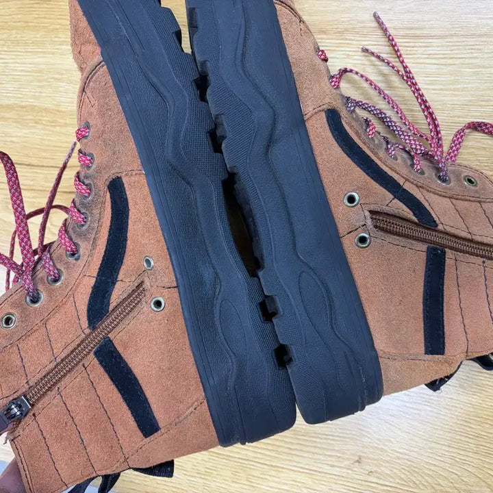 [BUNJANG] Vans Suede Brown Sneakers / 반스 스웨이드 브라운 운동화 + 레드 슈레이스 270 사이즈