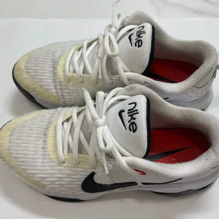 [SOLD OUT] 나이키 우먼스 줌벨라6 235 택포 15,000