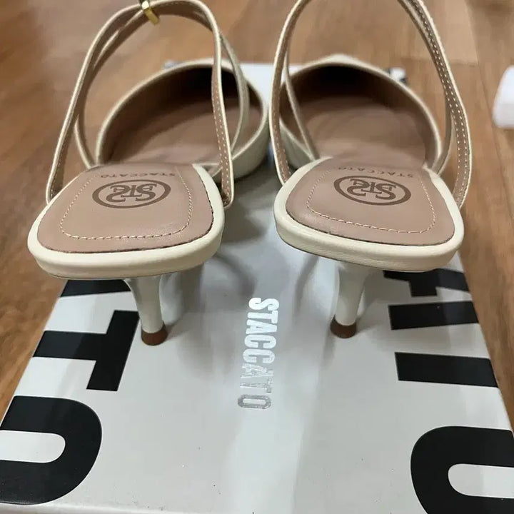 [SOLD OUT] 새것! 스타카토 아이보리 슬링백 230