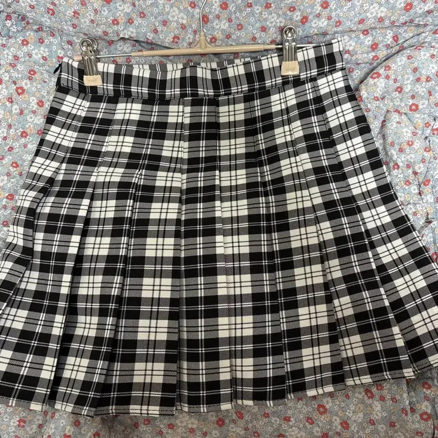 [BUNJANG] Black and White Plaid Pleated Mini Skirt / 체크 플리츠 스커트 블랙 화이트