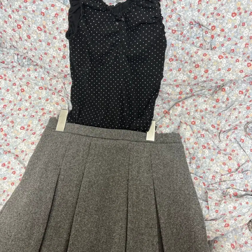 [BUNJANG] Black Dot Blouse &amp; Grey Pleated Skirt Set / 블랙 도트 블라우스 + 회색 플리츠 스커트