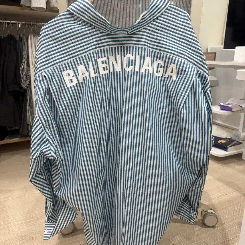 [SOLD OUT] 발렌시아가 스트라이프 백로고 오버핏 셔츠