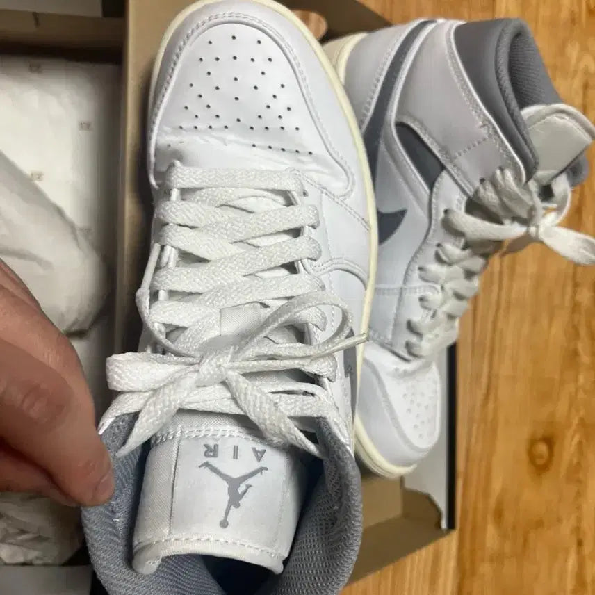 [BUNJANG] Nike Jordan Mid 1 White Stealth Sneakers / 나이키 조던 미드1 화이트 스텔스