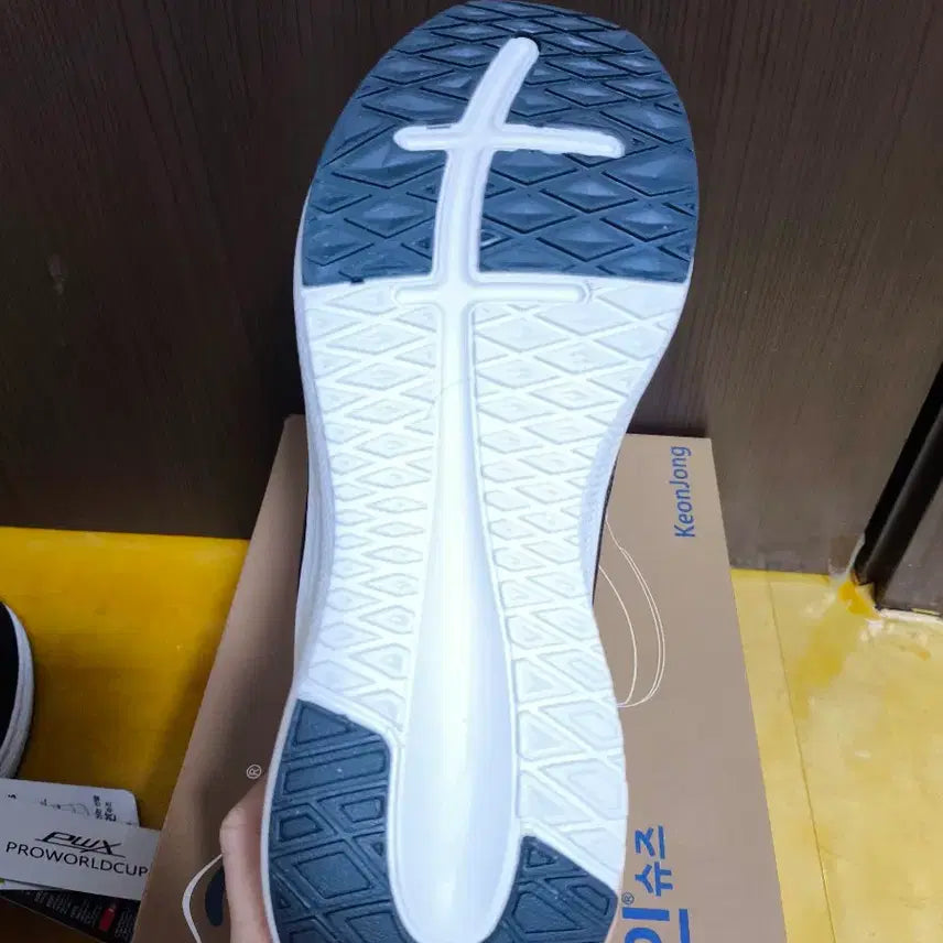 [SOLD OUT] (새상품)270 남성 경량 런닝화 신기 편한 특허 운동화 프로월드컵