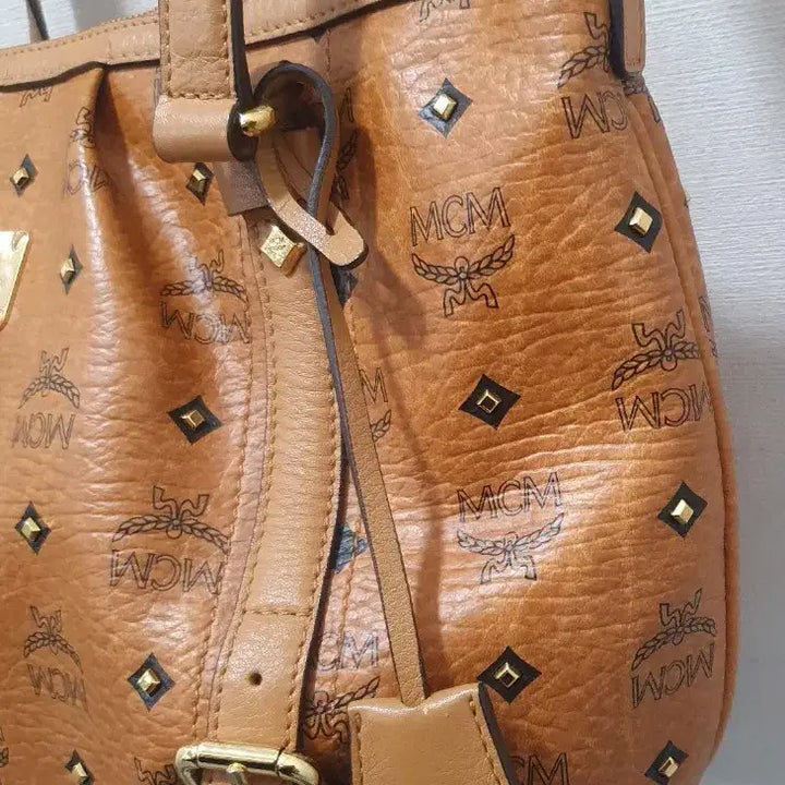[SOLD OUT] MCM 비세토스숄더백(금장무늬)