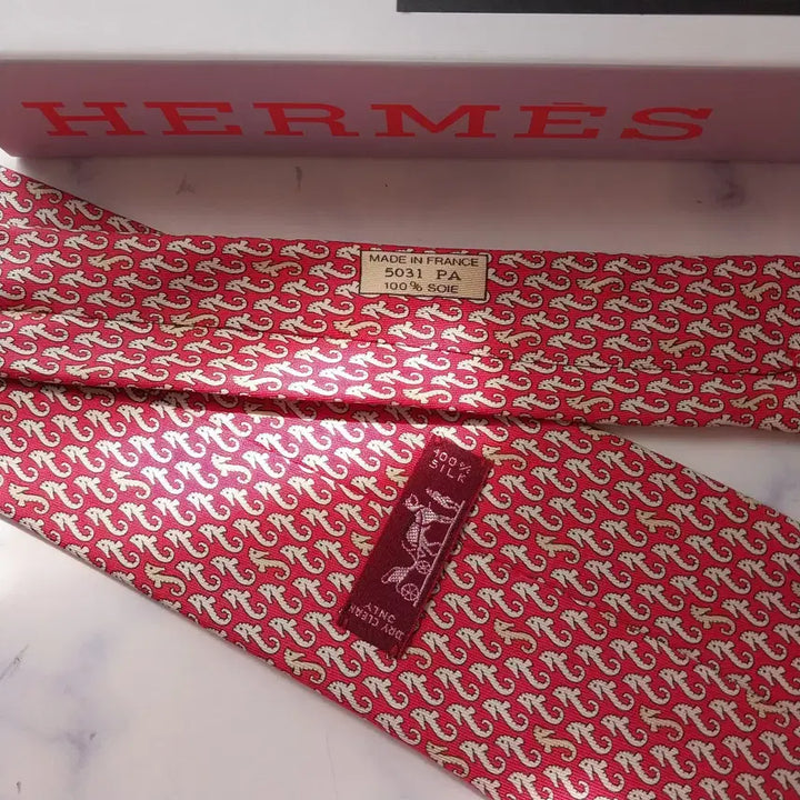 [SOLD OUT] 에르메스 실크 레드 해마 패턴 넥타이 9.0cm A+등급 K2548