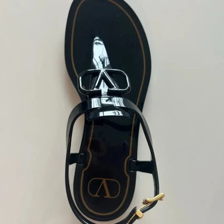 [SOLD OUT] (정품/영수증) 발렌티노 V링 플립 플랍 젤리 샌들