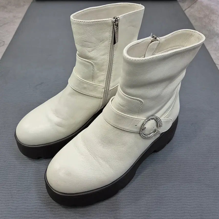 [SOLD OUT] 시슬리 큐빅 버클 장식 부츠