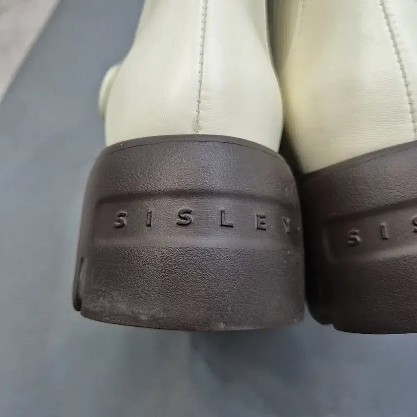 [SOLD OUT] 시슬리 큐빅 버클 장식 부츠