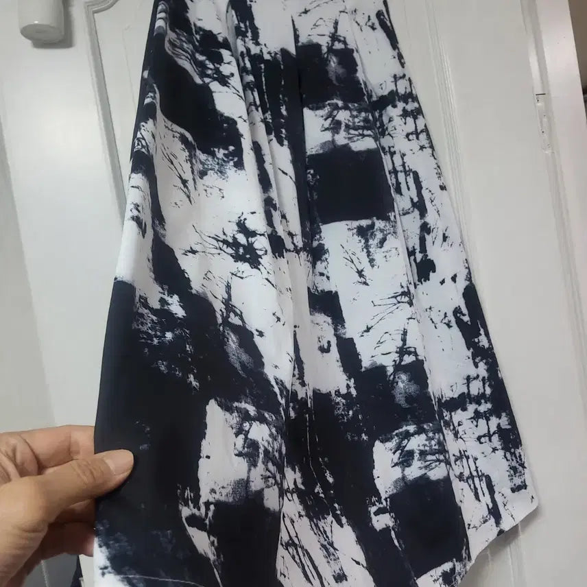 [SOLD OUT] 새상품 타이다이 흑백 추상패턴 플리츠 a라인 롱 치마 27 28