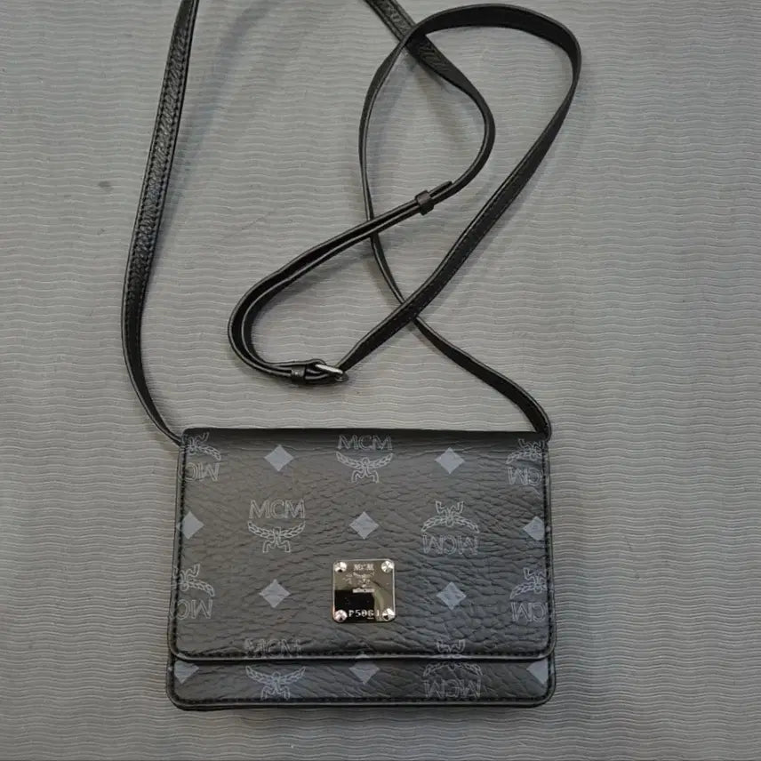 [SOLD OUT] MCM 엠씨엠 블랙 비세토스 미니 크로스백