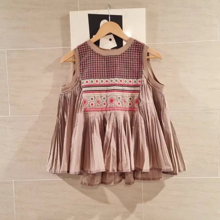 [BUNJANG] Embroidered Pleated Blouse / 엠브로이더리 플리츠 블라우스