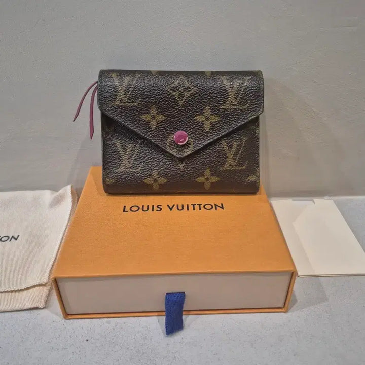 [BUNJANG] Louis Vuitton Victorine Wallet Fuchsia / 루이비통 빅토린 월릿 푸시아 컬러 풀박스 판매합니다