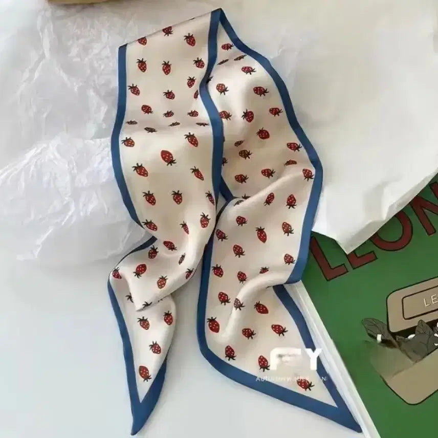[BUNJANG] Strawberry Pattern Twilly Scarf / 딸기 패턴 트윌리 스카프 새상품