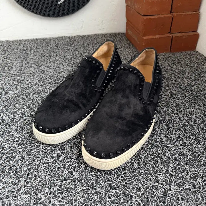 [SOLD OUT] 블랙 스터드 장식 스웨이드 슬립온