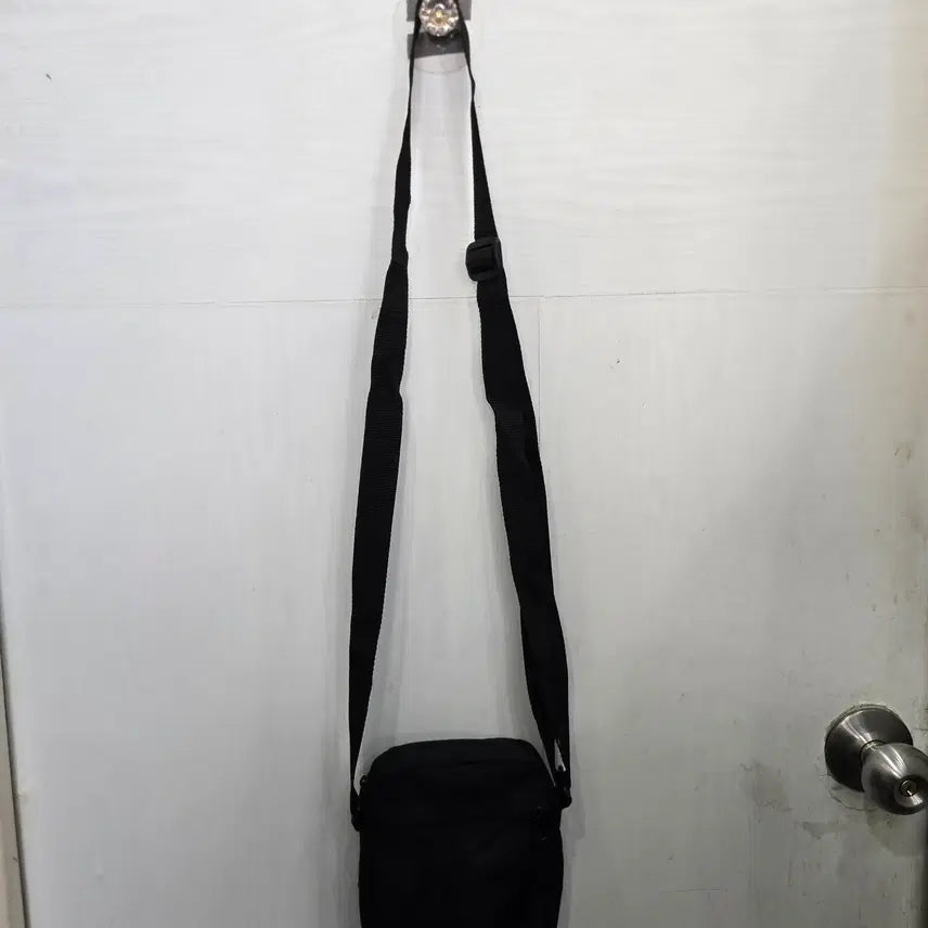 [BUNJANG] Adidas Crossbody Bag / adidas 아디다스 크로스백! 깔끔한 디자인!~