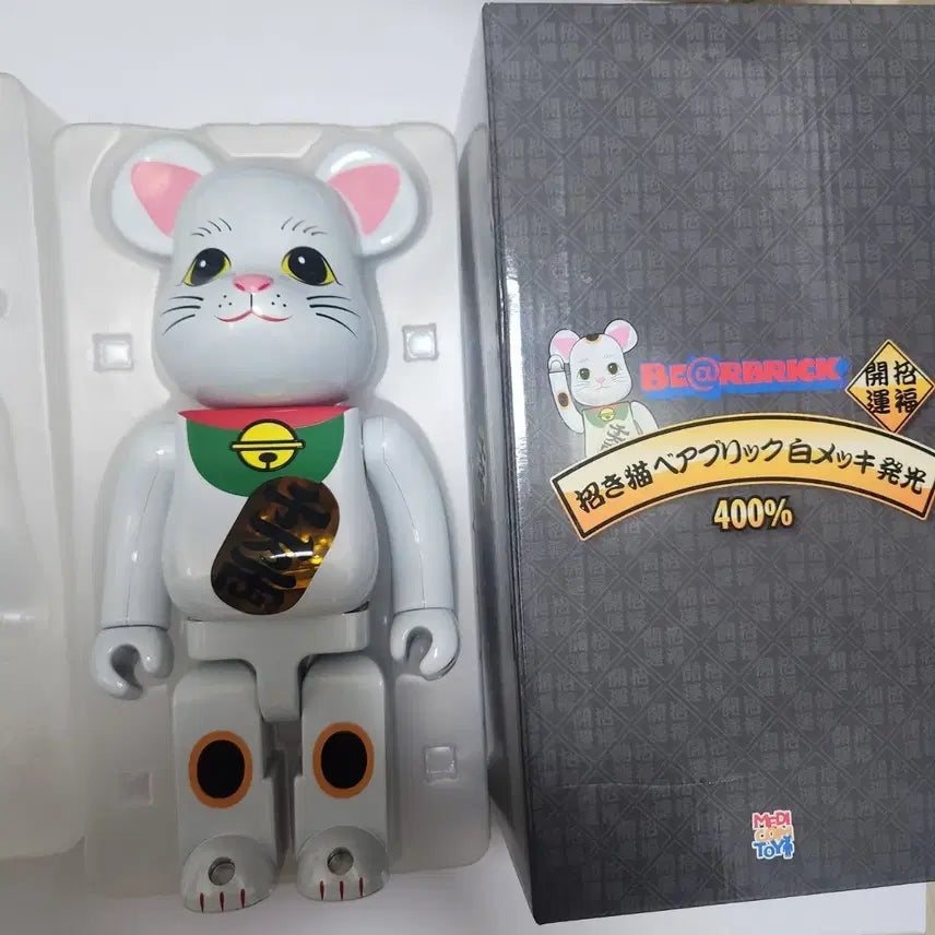 [BUNJANG] Bearbrick Maneki Neko 400% White (Glow) / 베어브릭 마네키네코 400% 백도금(발광)