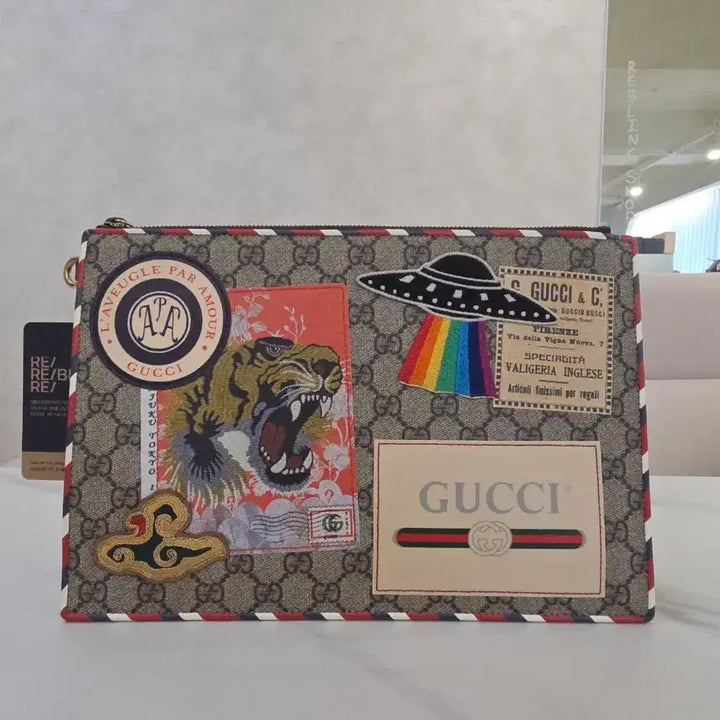 [BUNJANG] Gucci GG Supreme Courrier Patch Clutch Bag / 구찌 GG수프림 쿠리에 패치 클러치백 145431790