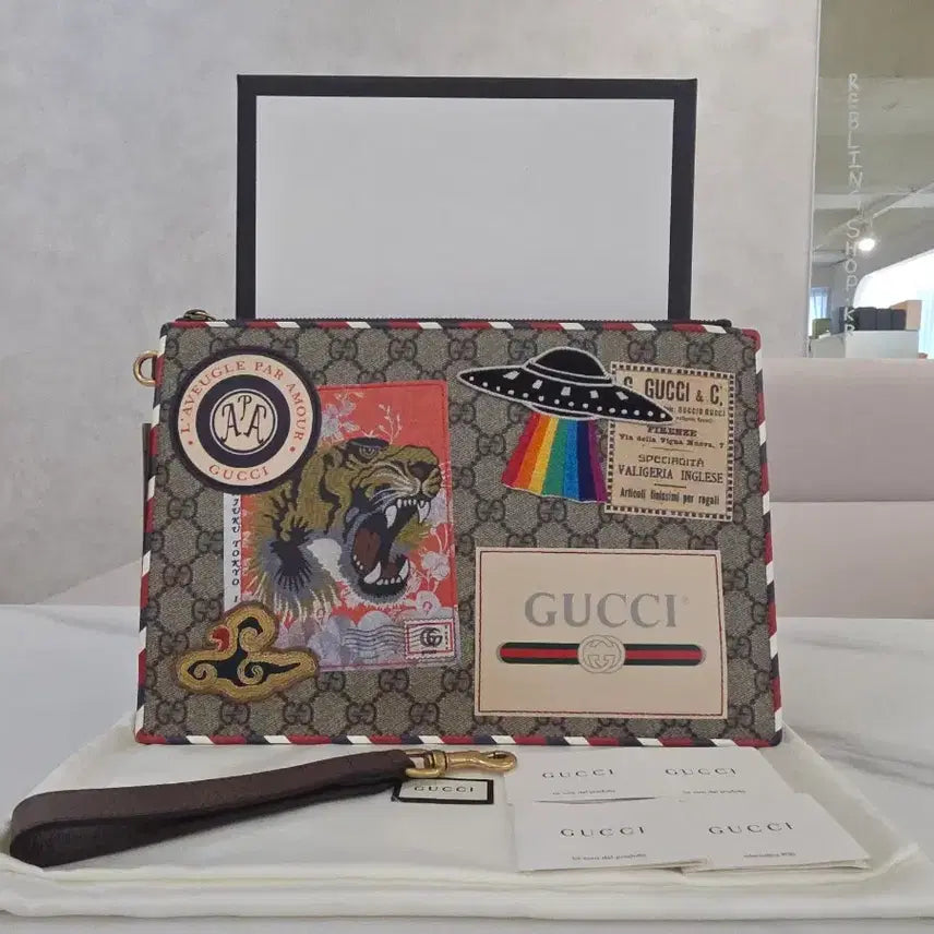 [BUNJANG] Gucci GG Supreme Courrier Patch Clutch Bag / 구찌 GG수프림 쿠리에 패치 클러치백 145431790