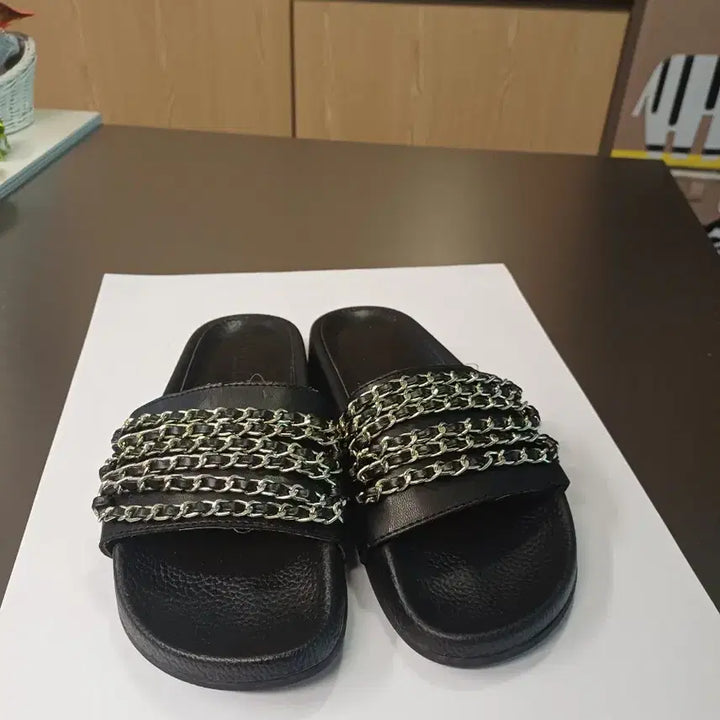 [BUNJANG] Chain Embellished Black Slippers / 2회착용 체인장식 슬리퍼