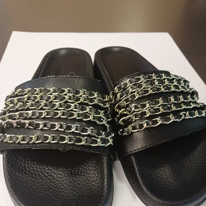 [BUNJANG] Chain Embellished Black Slippers / 2회착용 체인장식 슬리퍼