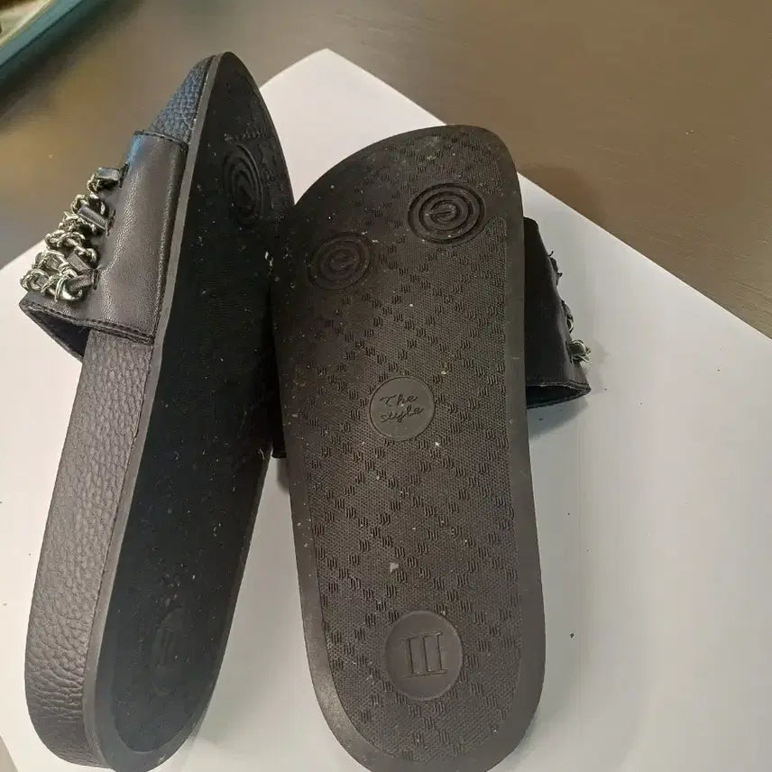 [BUNJANG] Chain Embellished Black Slippers / 2회착용 체인장식 슬리퍼
