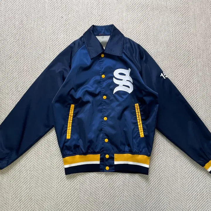 [BUNJANG] Descente Baseball Team Logo Coach Jacket / 9~00s 데상트 베이스볼 팀 로고 스냅버튼 코치 자켓