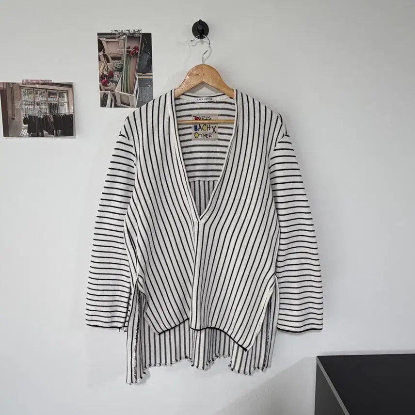 [BUNJANG] EACH &amp; OTHER Striped V-Neck Cardigan / [택포] [F] EACH &amp; OTHER 스트라이프 브이넥 가디건
