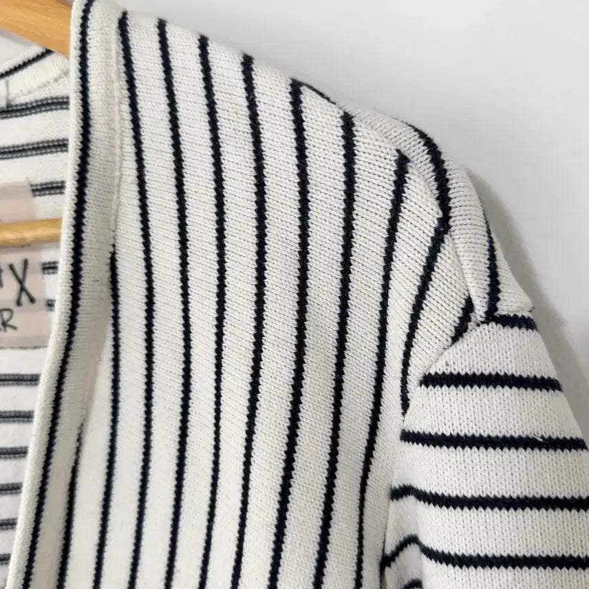 [BUNJANG] EACH &amp; OTHER Striped V-Neck Cardigan / [택포] [F] EACH &amp; OTHER 스트라이프 브이넥 가디건