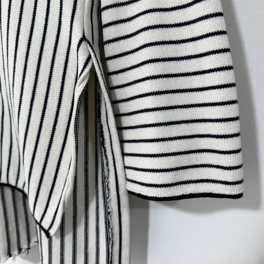 [BUNJANG] EACH &amp; OTHER Striped V-Neck Cardigan / [택포] [F] EACH &amp; OTHER 스트라이프 브이넥 가디건