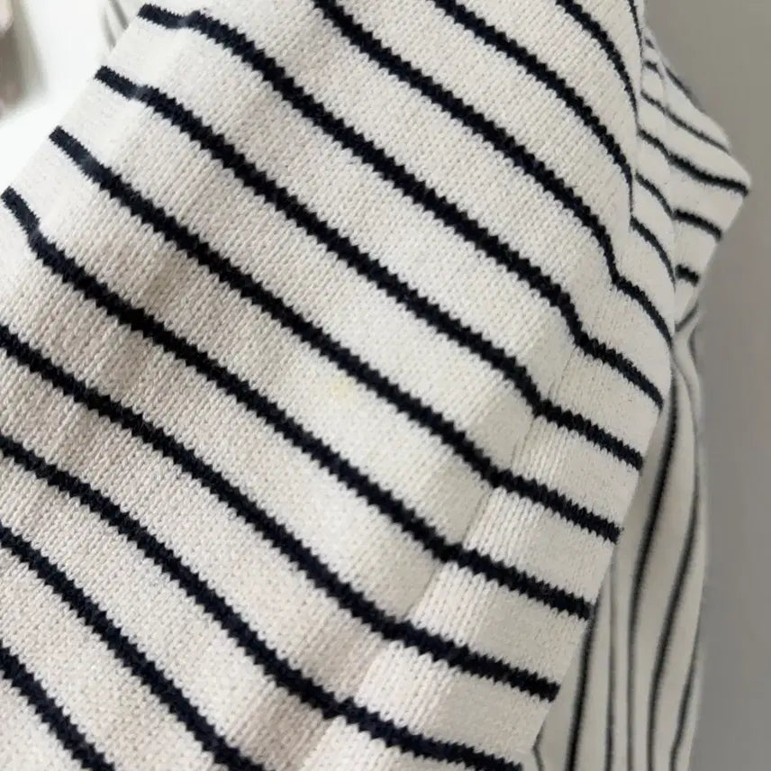 [BUNJANG] EACH &amp; OTHER Striped V-Neck Cardigan / [택포] [F] EACH &amp; OTHER 스트라이프 브이넥 가디건