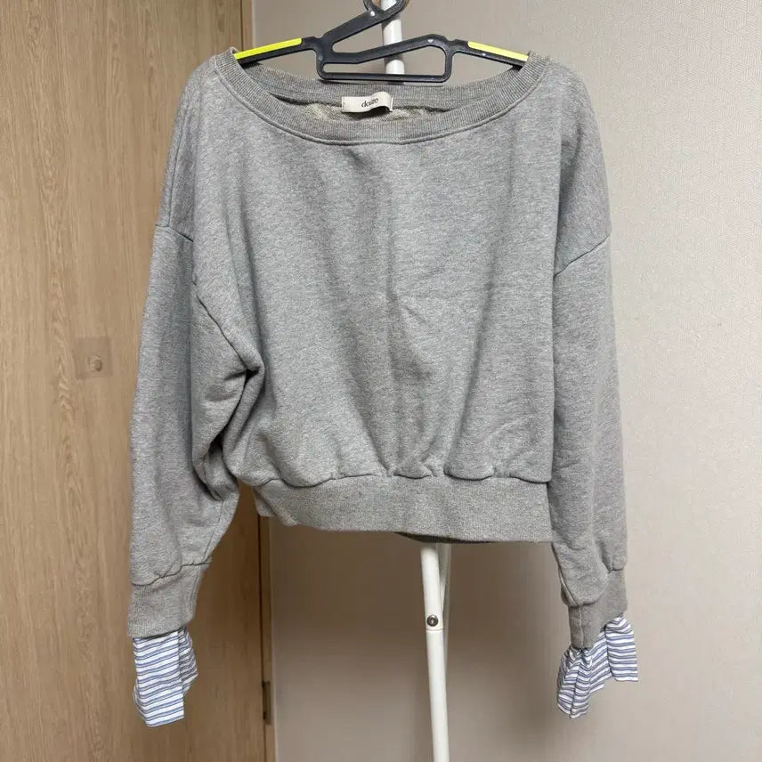[BUNJANG] Crop Sweatshirt with Striped Wrist Layering / 크롭 맨투맨 + 스트라이프 손목 레이어드