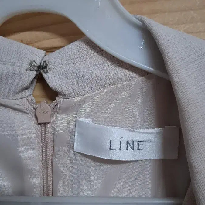 [SOLD OUT] LINE 플리츠 배색 원피스