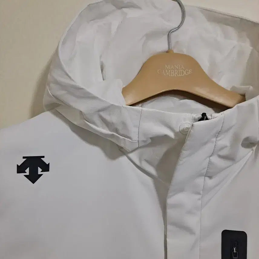 [BUNJANG] Descente White Hooded Windbreaker Jacket (Size 95) / 데상트 화이트 후드 바람막이 자켓 95사이즈