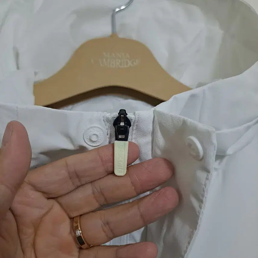 [BUNJANG] Descente White Hooded Windbreaker Jacket (Size 95) / 데상트 화이트 후드 바람막이 자켓 95사이즈