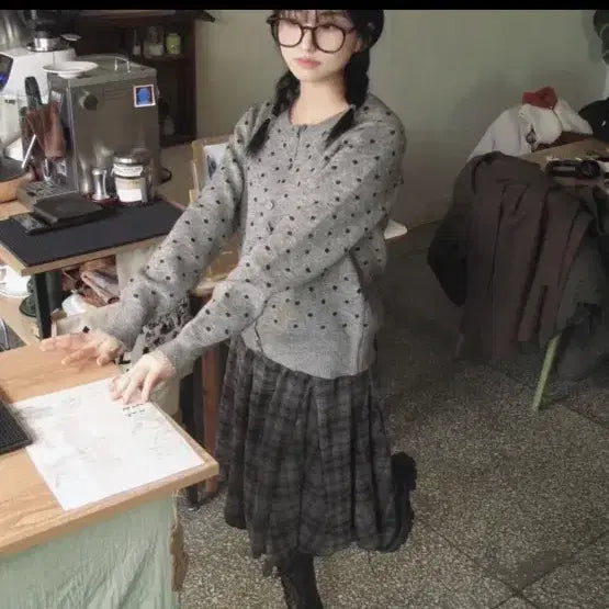 [BUNJANG] Grey Dot Round Neck Cardigan / 회색 도트 라운드넥 가디건