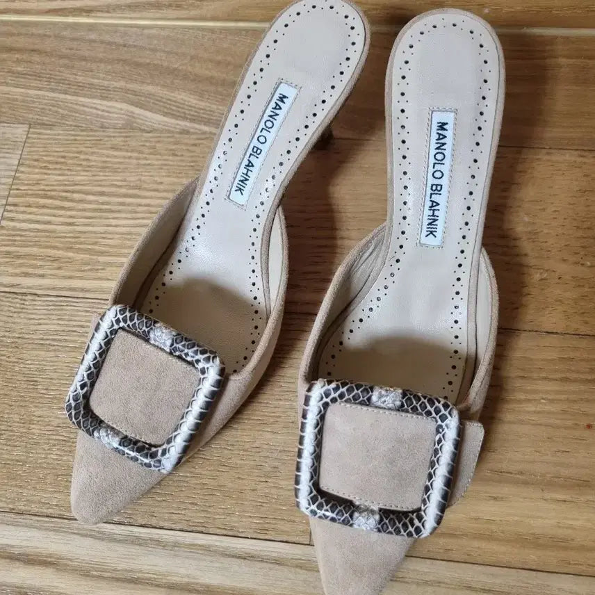 [SOLD OUT] 마놀로 블라닉 스웨이드 뮬 샌들