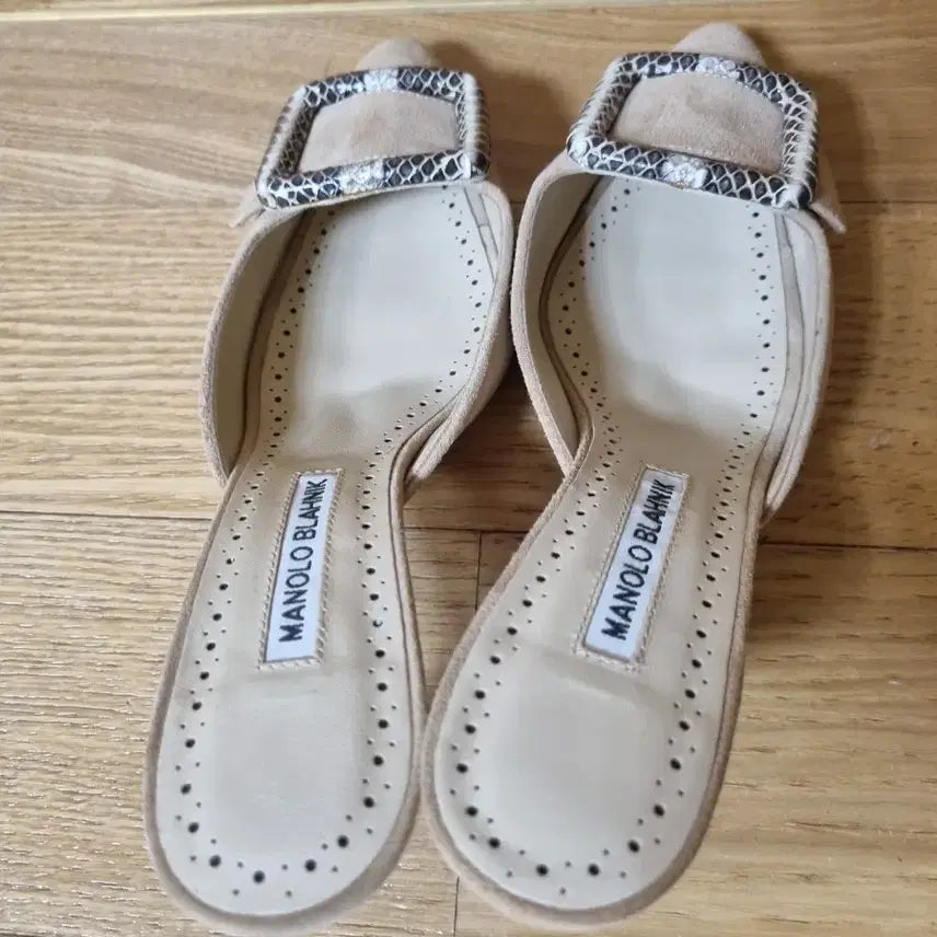 [SOLD OUT] 마놀로 블라닉 스웨이드 뮬 샌들