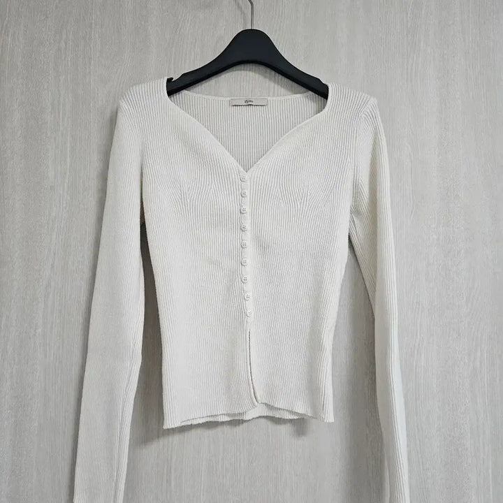[SOLD OUT] [비율천재/크롭] 쫀쫀 골지 브이넥 단추 니트 (아이보리/핏예쁨)