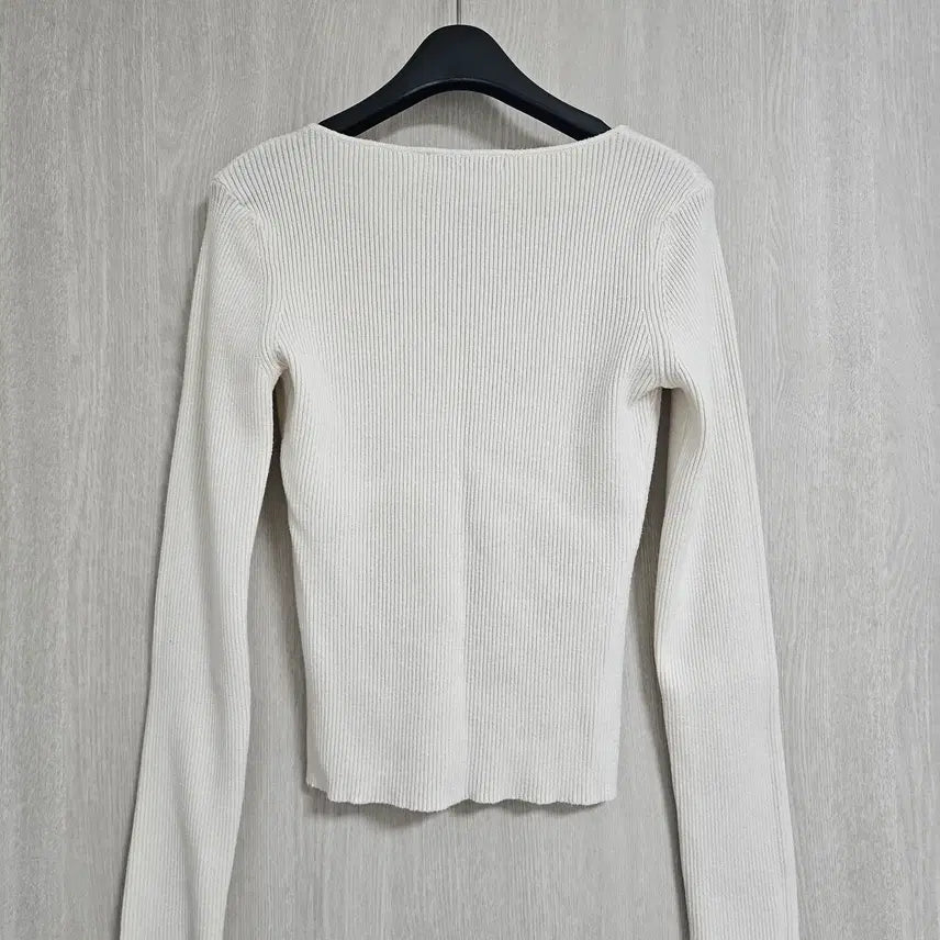 [SOLD OUT] [비율천재/크롭] 쫀쫀 골지 브이넥 단추 니트 (아이보리/핏예쁨)