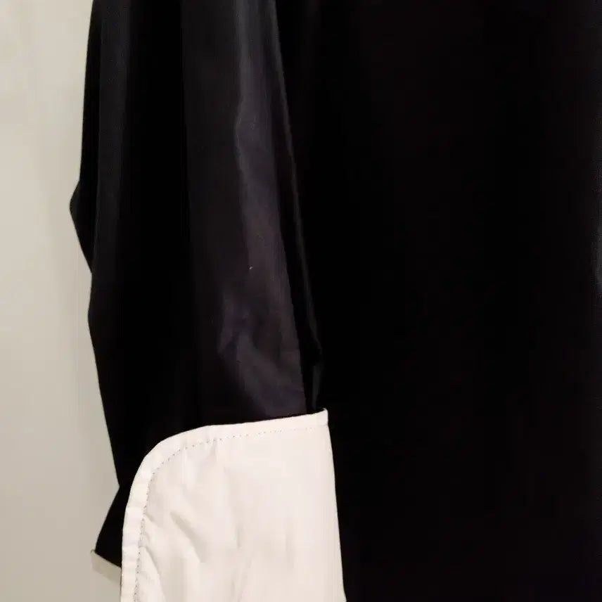 [SOLD OUT] 네이비 카라리스 셔츠 화이트 커프스