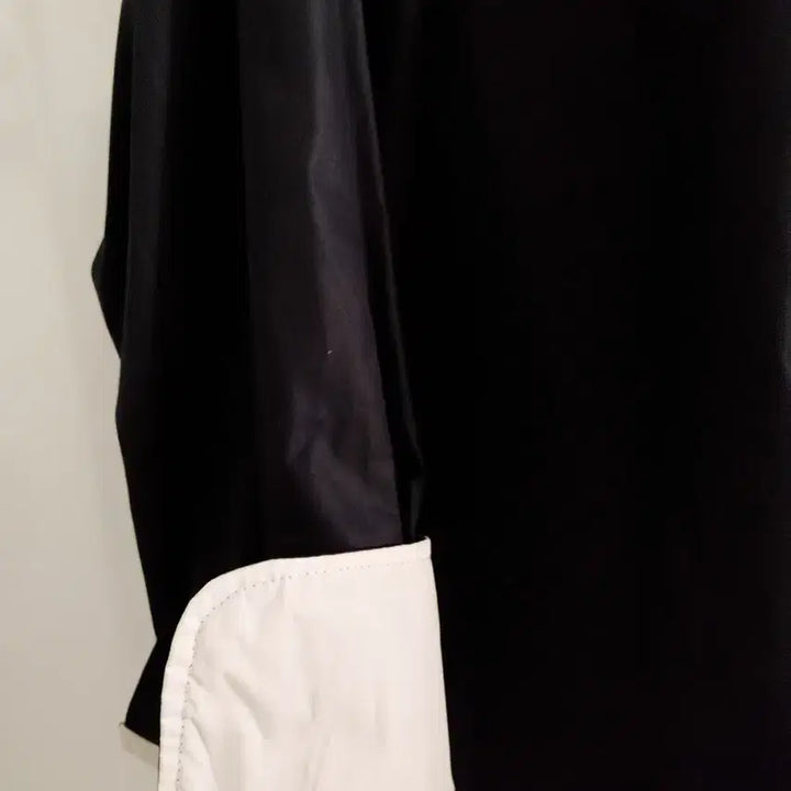 [SOLD OUT] 네이비 카라리스 셔츠 화이트 커프스