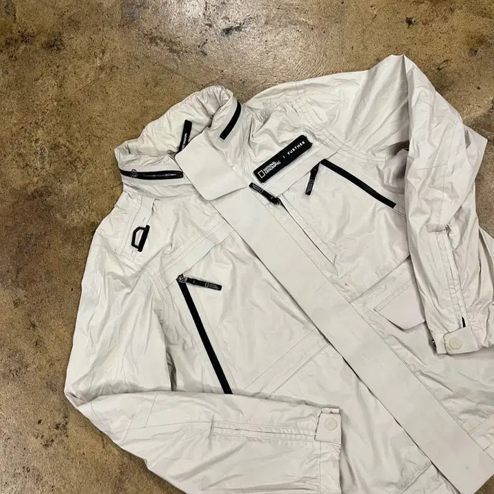[BUNJANG] National Geographic Beige Windbreaker Jacket / [정품/S] 내셔널지오그래픽 베이지색 바람막이 점퍼