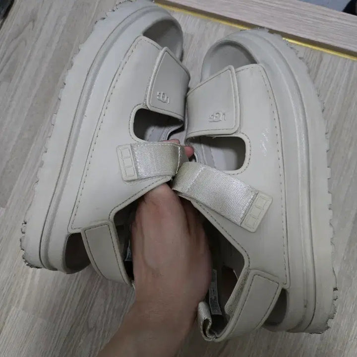 [SOLD OUT] 어그 골든글로우 샌들 씨솔트 235 ugg