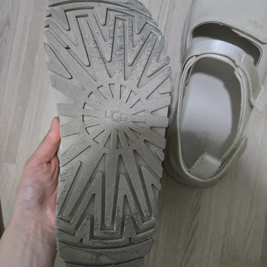 [SOLD OUT] 어그 골든글로우 샌들 씨솔트 235 ugg