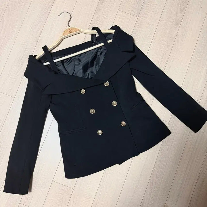 [BUNJANG] Off-Shoulder Black Jacket with Gold Buttons / 오프숄더 금장 단추 블랙 제니 자켓 투웨이 세일러세라빅카라더블버튼